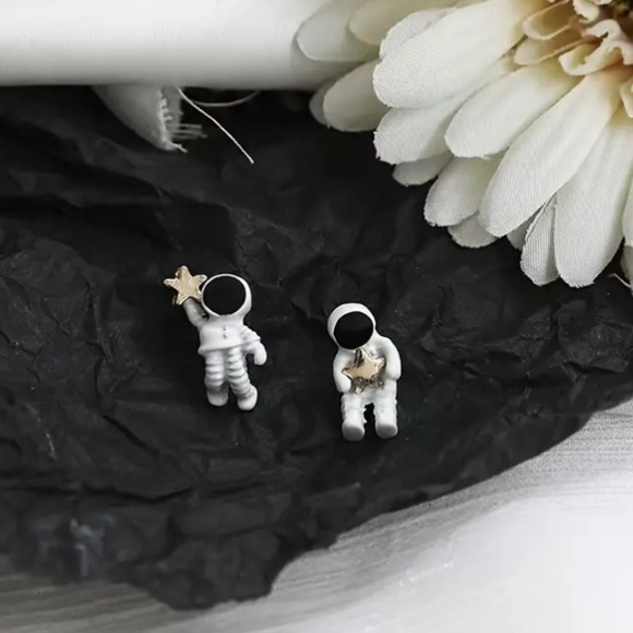 ✨ModCloth Space Joy Astronaut Earrings - Picture 4 of 5